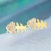 Brincos de Peixe Pequeno de Zircônia Runxin para Mulheres Estilo Coreano Moda Brincos Distintivos Cobre Banhado a Prata Pequenos Brincos de Espinha de Peixe Diamantados Versáteis