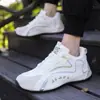 Nuevos Zapatos de Hombre Primavera 2024 Moda Versátiles de Cuero Deportivos Casuales con Altura Interior Aumentada para Viaje Zapatos de Suela Blanda