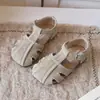 Sandalias cerradas para niñas estilo coreano con tema de bosque, caladas, nuevo modelo verano 2026, suela suave, para uso en exteriores, sandalias retro versátiles para niños pequeños