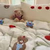 Ins Conjunto de cuatro piezas con bordado de oso lindo estilo coreano, algodón lavado, funda nórdica y juego de sábanas simples, adecuado para dormitorios, conjunto de tres piezas