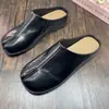 Versión de cuero~Zapatos de estilo coreano con suela gruesa y puntera partida, mules cerrados para mujer, nuevo modelo 2026, sandalias mules con plataforma interna para aumentar altura