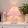 [Transfronterizo] Lámpara de mesa color crema famosa en Internet, luz ambiental creativa estilo dormitorio, textura plisada, luz nocturna de lujo ligero, lámpara de mesita de noche, diseño de medusa