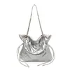 El bolso popular de estilo coreano para mujer de este año es el nuevo modelo de verano 2026 con una cadena de cuadros para llevar al hombro y bandolera para ir al trabajo.