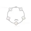 Pulsera Mini Trébol de Cuatro Hojas Flor Única Chapada en Oro Rosa de 18 Quilates con Ágata Roja, Artesanía de Precisión CNC, Directamente de la Fábrica Fuente