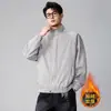 Nueva chaqueta vaquera con un acabado lavado de moda, cuello mao, forro de forro polar y un estilo de ropa de trabajo retro americano engrosado, diseñada para hombres y que ofrece un corte holgado para el invierno.