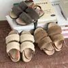 Sandálias rasteirinhas femininas com tira de fivela, estilo coreano, macias e fofas, sandálias versáteis, novos sapatos peludos 2026 para uso externo, outono e inverno