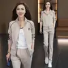 Conjunto deportivo casual para mujer para otoño, moderno y rejuvenecedor, corte ajustado, sudadera a rayas con estampado de letras y pantalón ancho conjunto de dos piezas