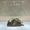 Diseño de Nicho Bolso de Cuero Genuino para Mujer Hombro Cruzado Bolso Dumpling Bolso de Mano Bolso Nube de Piel de Vaca Bolso Pequeño Plisado para Axila