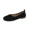 Zapatos planos bajos para mujer 2026, color liso, zapatos casuales de moda perforados para uso en exteriores, zapatos de una sola pieza huecos, nuevo modelo de primavera y otoño