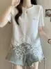 Camiseta feminina de manga curta com renda branca emendada, novo estilo de verão 2026, leve, de alta qualidade, top versátil 12902