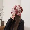 Gorro holgado de moda Otoño e Invierno 2025 Gorro fino para clima frío Gorro de punto Gorro de cuadros Posparto Hace que la cara se vea más pequeña