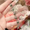 Pulsera Camelia Retro de Alta Resistencia con Imitación de Piedras Preciosas de Diamante Completo Espinela Verde para Mujer, Chapada en Oro de 18 Quilates, Fuerte Retención del Color, Nuevo Producto Transfronterizo