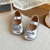 Ins Sapatos pequenos de couro retrô franceses 2026 Primavera/Outono Novo Estilo Versão Coreana Sapatos de Princesa com Laço para Meninas Sola Macia Sapatos Individuais