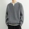 Tendência de moda masculina outono e inverno: um suéter de malha estiloso, casual e de corte justo com um padrão texturizado e gola alta, perfeito como uma peça básica versátil