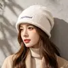 Estilo Coreano Principios de Invierno Nueva Llegada Bordado de Letras Atmosférico Borde Enrollado Sombrero Holgado para Mujer Caliente de Punto Sombrero Versátil para Clima Frío
