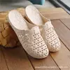 Pantuflas Baotou al por mayor Nuevo estilo Pantuflas para el hogar Mujer Verano Uso exterior Zapatos con agujeros Baño Suela suave Antideslizante Moda Sandalias para mujer