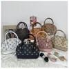 Bolso de concha de nicho estilo francés vintage para mujer, Nuevo de moda 2025 estilo Hong Kong material de retazos bolso de hombro y cruzado para mujer