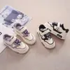 Tênis Baixo com Velcro para Meninas 2025 Outono Novo Solado Macio Versátil Moda Antiderrapante Desenho Animado Tênis de Skate Infantil