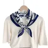 Lenço Quadrado Pequeno Versátil com Corrente Moda 65cm Feminino Outono Decorativo Profissional para Camisa Terno Lenço de Pescoço Lenço de Seda à Prova de Vento