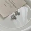 Simples y Únicos~ Pendientes de Zirconia Gris Perla Irregular Líquida con un Estilo Fresco y Moderno