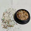 A Manicure da Princesa Fugitiva é Brilhante e Sonhadora com Fragmentos a Laser e Pó de Glitter. Decorações Versáteis de Lantejoulas para Unhas São Super Brilhantes