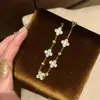 Pulsera de Trébol de Cuatro Hojas Cepillado en Oro con Incrustaciones de Diamantes de Segunda Mano, Diseño de Lujo Ligero de Gama Alta, Joyería de Mano Exquisita y de Alto Valor