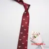 Corbata británica nueva de cuero para hombre con forma de corazón de flor de poliéster corbata de mano corbata de negocios en stock al por mayor