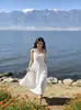 Nuevo Vestido Blanco de Tirantes Jacquard Tridimensional con Cintura Ceñida, Falda de Longitud Media, Adecuado para Vacaciones en la Costa en Dali, Yunnan