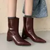 Nova Coleção Outono/Inverno 2026: Botas de Cano Curto Elegantes com Salto Bloco, Bico Fino, Estilo Europeu e Americano, Emagrecedoras