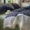 Conjunto de quatro peças em gaze de camada dupla com babado grande de renda estilo francês Classe A com pequenas estampas florais para meninas, adequado para dormitórios estudantis, conjunto de três peças