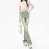 Calça jeans feminina com vibe de rua americana, tingimento em lama amarela desgastada, estilo trendy do Instagram, levemente flare, modelagem que afina, calça empilhada