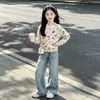 Conjunto de suéter de otoño para niñas 2026 nuevo estilo, con un suéter de punto de conejo de dibujos animados y pantalones de mezclilla, un conjunto de dos piezas moderno para niños mayores