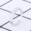 Anéis de Casal Cravejados com Diamantes para Comércio Exterior Transfronteiriço, Design Geométrico Criativo, Cobre Branco Banhado a Ouro Branco, Ajustáveis com Zircônia Interna