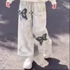 Conjunto elegante de dos piezas: top estilo universitario, oversized, de manga larga, con un diseño moderno, combinado con pantalones casuales de estampado retro de mariposas.
