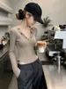 Camiseta base de punto color caqui estilo coreano con cuello en V y manga larga para mujer, diseño de otoño, top ajustado y adelgazante para mujer A13960