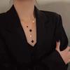 Joyería de Moda Transfronteriza Europea y Americana Collar Múltiple Hueco de Flor de Cuatro Hojas Corto Cadena Clavicular con Colgante de Borla de Concha Negra