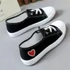 Novos Tênis de Lona Baixos Primavera 2024 Estudantes Planos Casuais Sapatos Femininos Slip-on Sapatos Preguiçosos Sapatos Brancos