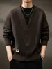 Suéter cárdigan para hombre para primavera y otoño, marca de moda, estilo holgado y casual, prenda exterior de punto, suéter con cremallera para hombre, chaqueta marrón oscuro