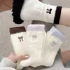 Calcetines gruesos cálidos antideslizantes resistentes al desgaste de media pantorrilla calcetines de felpa otoño e invierno para el hogar casual calcetines de pareja estilo moderno