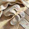 Los zuecos Mary Jane son un básico de verano para usar al aire libre, lindos y versátiles, con suela gruesa, ligeros y de tacto cómodo, hechos de EVA, con diseño de punta cerrada para mujer.