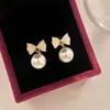 Populares Aretes de Mariposa con Goteo de Aceite, Aretes de Perlas de Alta Calidad, Tendencia Celebridad Retro Francés Nicho Fabricante de Aretes Venta al por Mayor
