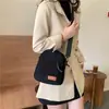 Bolsa pequena transversal de veludo estilo coreano artística 2026 novo modelo estilo coreano ins moda trendy versátil ombro único transversal para o dia a dia