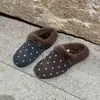 Chinelos de algodão pelúcia com bolinhas para mulheres 2026 Outono/Inverno Novos Sola Macia Sapatos Peludos Bico Fechado Meio Chinelo Birkenstock Chinelos para Exterior