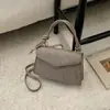 Bolsa Pequena Simples e Moderna de Personalidade para Mulheres 2025 Outono Nova Versátil Ins Transversal de Ombro Único Pequena Bolsa Quadrada