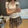 Camiseta Casual de Manga Curta com Gola U para Mulheres, Novo Estilo de Verão, Super Estilosa, Casual, Emagrecedora, Versátil, Elegante Blusa de Tricô