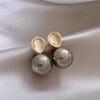 Pendientes de perla gris metalizada, ligeros, lujosos, con diseño de nicho, pendientes de sentido avanzado para mujer, nuevos y explosivos pendientes elegantes de 2024.