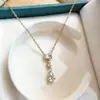 Joyería de Moda al por Mayor Transfronteriza, Conjunto de Collar y Pulsera de Acero de Titanio con Perlas Florales Estilo Chanel, Diseño de Nicho con un Toque de Alta Gama