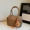 Bolsa de Mão Casual de Nicho para Mulheres 2025 Novo Modelo Cor Sólida Grande Capacidade Pequena Quadrada Versátil Bolsa de Ombro de Braço