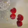 Dulces cerezas frescas moda de lujo ligero temperamento clásico temperamento suave y simple aretes color cereza de celebridad de internet para mujer