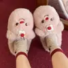 Chinelos de inverno Song Xiaoke, chinelos fofos de pelúcia para o pós-parto, chinelos quentes e antiderrapantes para casa com solas grossas, novo estilo feminino 2026
